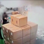 Corea del Sud, il fumo, le fiamme e infine le esplosioni: lo scoppio dell’incendio nella fabbrica di batterie al litio