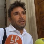 Julian Assange, Di Battista: “Contento, ma non passa rabbia contro giornalisti occidentali”