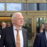 Julian Assange, fondatore Wikileaks lascia la corte di Saipan dopo il patteggiamento