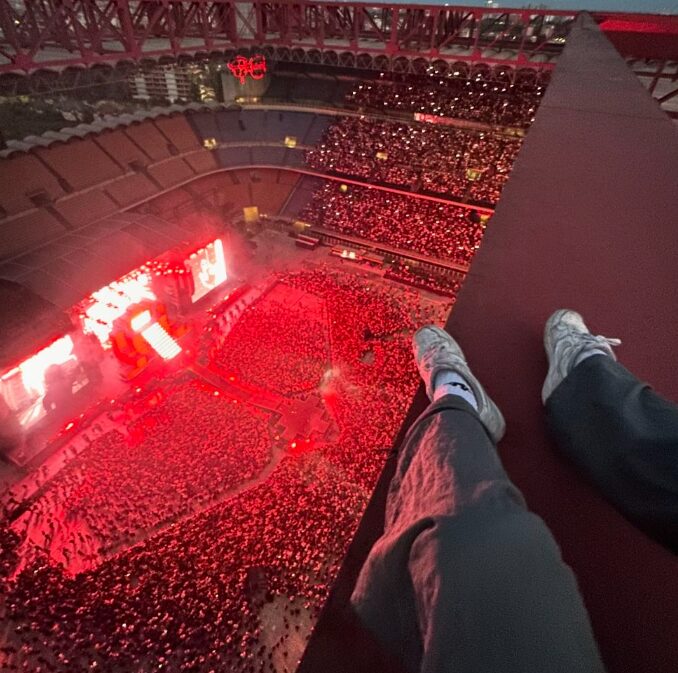 Milano, il climber ‘Dedelate’ passeggia sul tetto di San Siro al concerto di Sfera Ebbasta