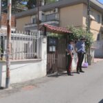 Roma, donna ferita soccorsa in strada: in casa sua trovato uomo impiccato