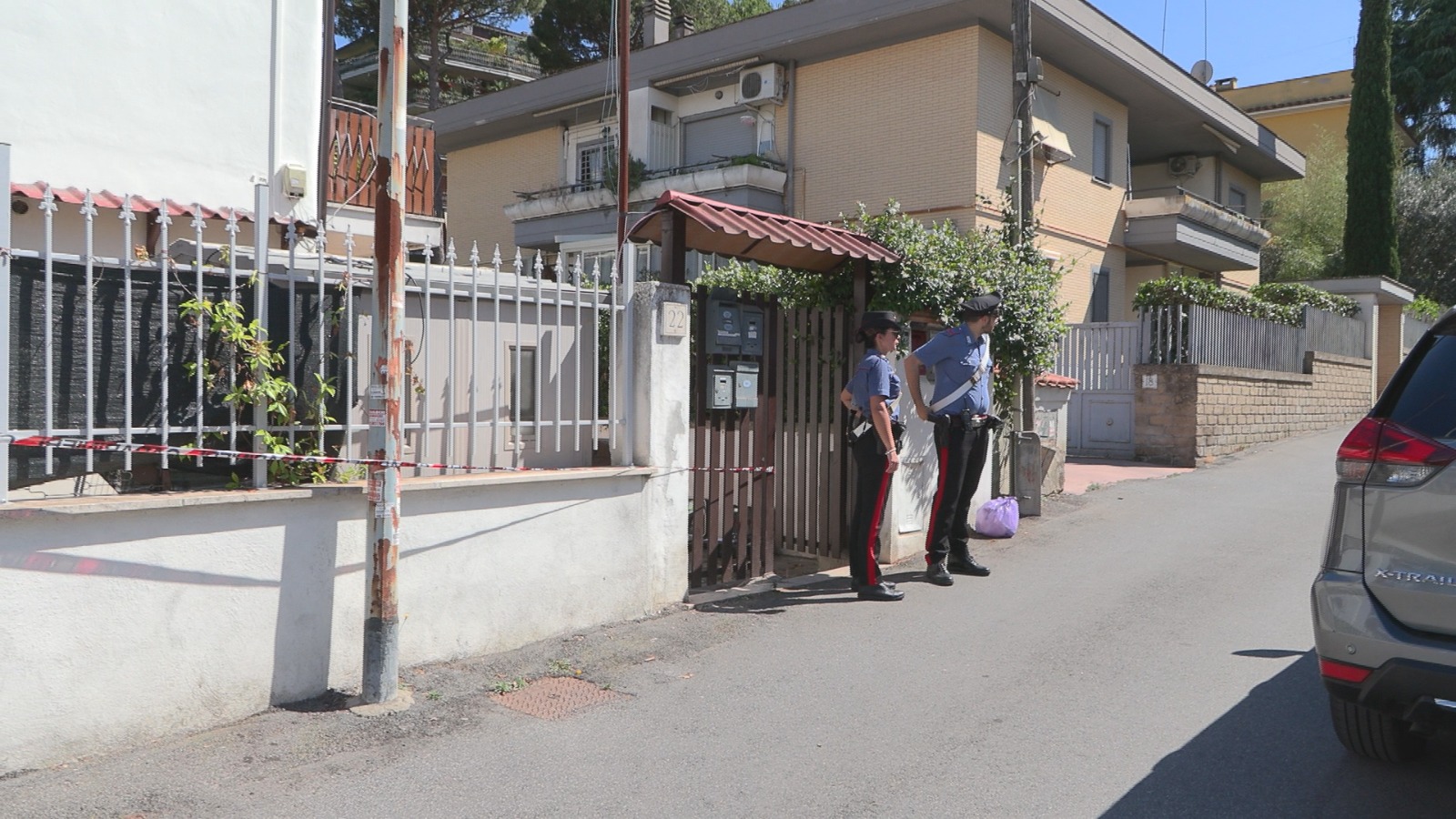 Roma, donna ferita soccorsa in strada: in casa sua trovato uomo impiccato