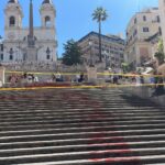 Roma, vernice rossa in Piazza di Spagna: blitz contro i femminicidi