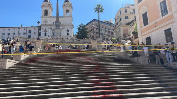 Roma, vernice rossa in Piazza di Spagna: blitz contro i femminicidi