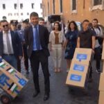 Senato, Di Battista consegna 80mila firme per riconoscimento Stato Palestina