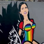 Milano Pride, Elly Schlein sul dorso di una cicogna: nuovo murale di aleXsandro Palombo