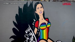 Milano Pride, Elly Schlein sul dorso di una cicogna: nuovo murale di aleXsandro Palombo