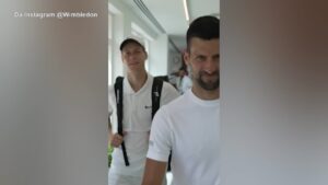 Wimbledon, la camminata di Djokovic e Sinner verso il centrale