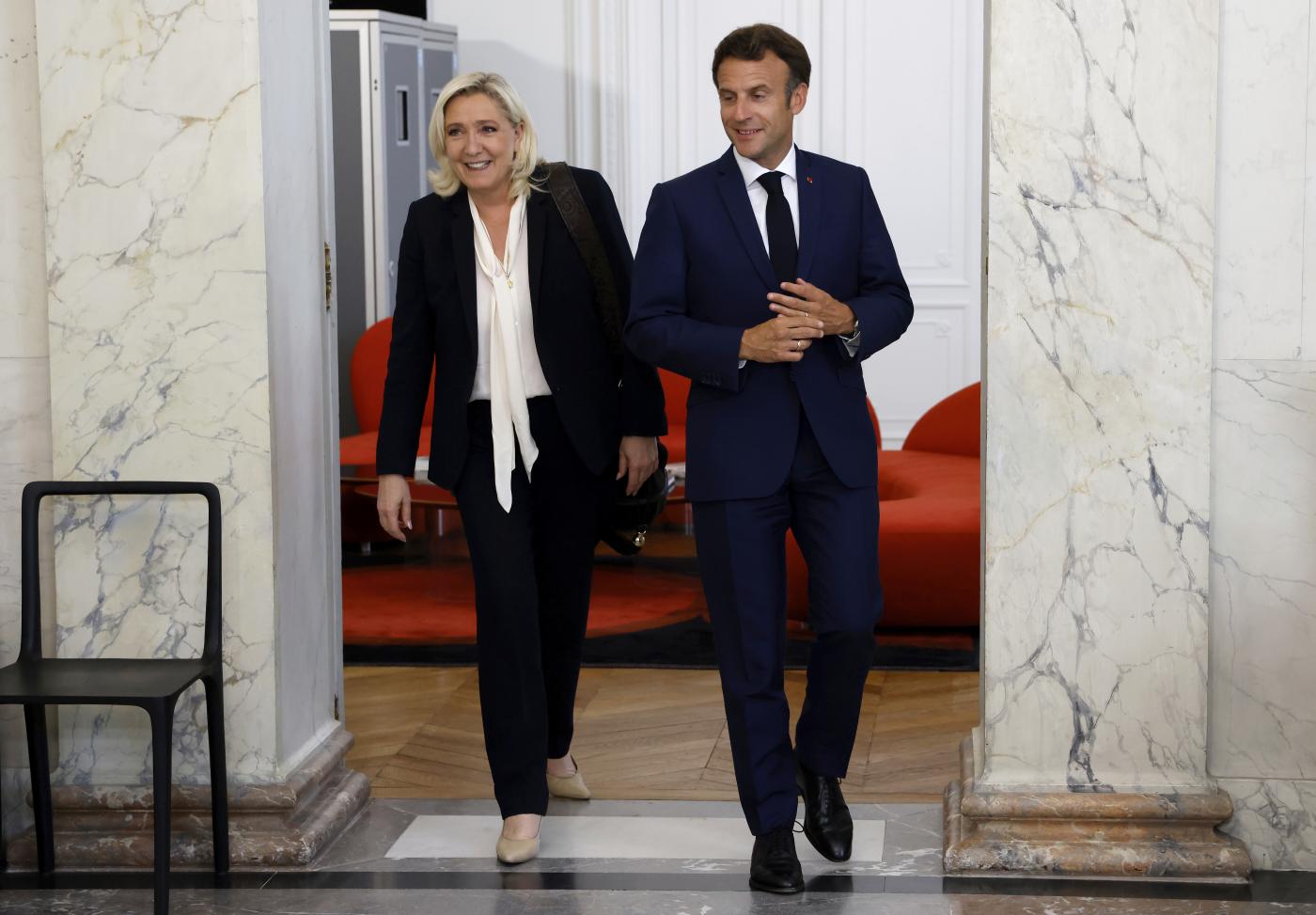 Francia, le elezioni della scommessa di Macron: in bilico fra estrema destra e sinistre unite