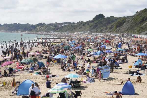 Regno Unito: A Bournemouth spiaggia affollata di turisti