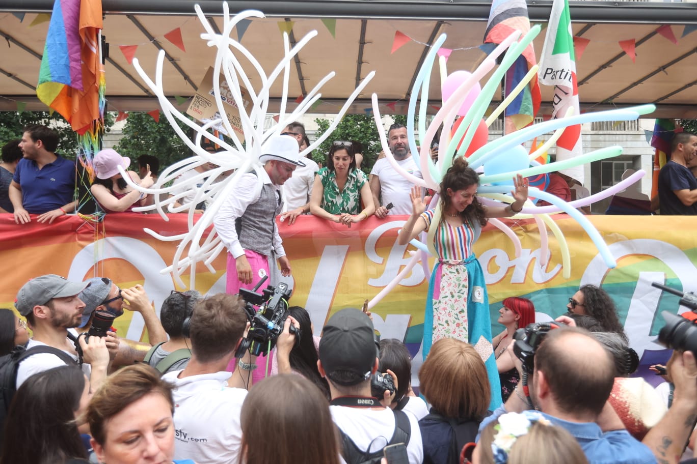 Milano Pride, sui carri del corteo anche Elly Schlein