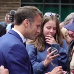 Elezioni Francia, Macron saluta i suoi sostenitori fuori dal seggio