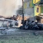 Ucraina, 7 morti in raid russo su Zaporizhzhia: le immagini della devastazione