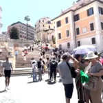 Caldo, a Roma turisti in fila ai “nasoni” per l’acqua e davanti i ventilatori dei ristoranti