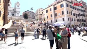 Caldo, a Roma turisti in fila ai “nasoni” per l’acqua e davanti i ventilatori dei ristoranti