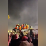 Bansky, la nuova opera: un barcone di migranti lanciato nel pubblico a Glastonbury