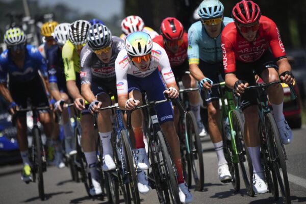 Tour de France, Vauquelin vince 2/a tappa a Bologna: Pogacar in Giallo