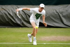 Jannik Sinner in allenamento a Wimbledon