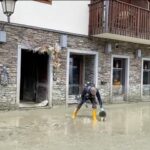 Cervinia, soccorritori al lavoro nel fango dopo l’alluvione