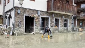 Cervinia, soccorritori al lavoro nel fango dopo l’alluvione