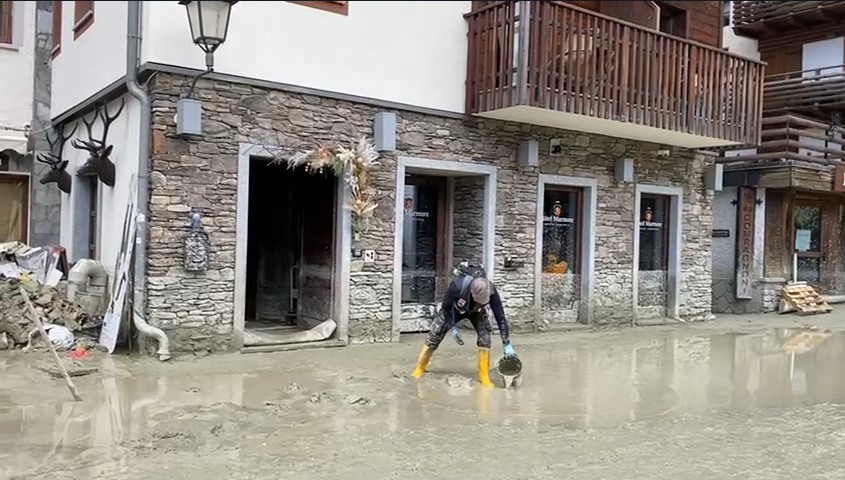 Cervinia, soccorritori al lavoro nel fango dopo l’alluvione Cervinia, soccorritori al lavoro nel fango dopo l’alluvione