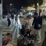 Mario Balotelli barcollante, il calciatore cade in strada a Lignano Sabbiadoro: il video è virale