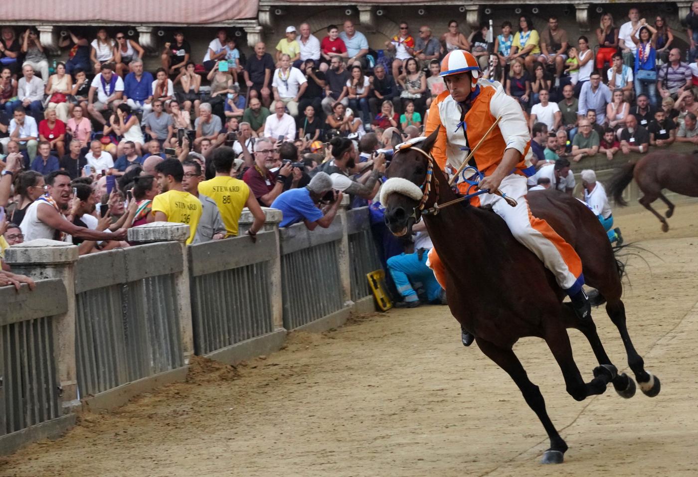 Palio Siena, rinviato a domani a causa della pioggia Palio Siena, rinviato a domani a causa della pioggia
