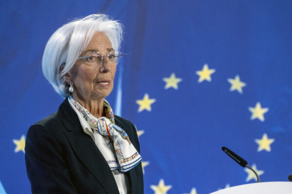 Christine Lagarde incontra i media dopo una riunione del consiglio direttivo della BCE a Francoforte, in Germania