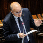 Scuola, Valditara: “Verso il divieto di cellulari in elementari e medie”