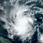 Caraibi, l’uragano Beryl sferza le isole: l’occhio del ciclone dal satellite