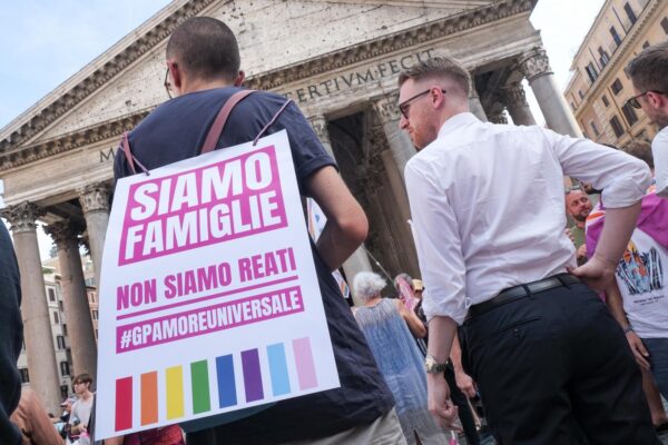 Protesta famiglie arcobaleno contro la legge sulla gestazione per altri GPA