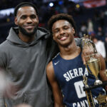 Nba, LeBron James rinnova 2 anni con i Lakers: giocherà con suo figlio Bronny
