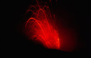 Stromboli, forte esplosine in cima cratere: nube fumo su vulcano