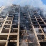Ucraina, drone russo attacca Kiev: a fuoco edificio residenziale