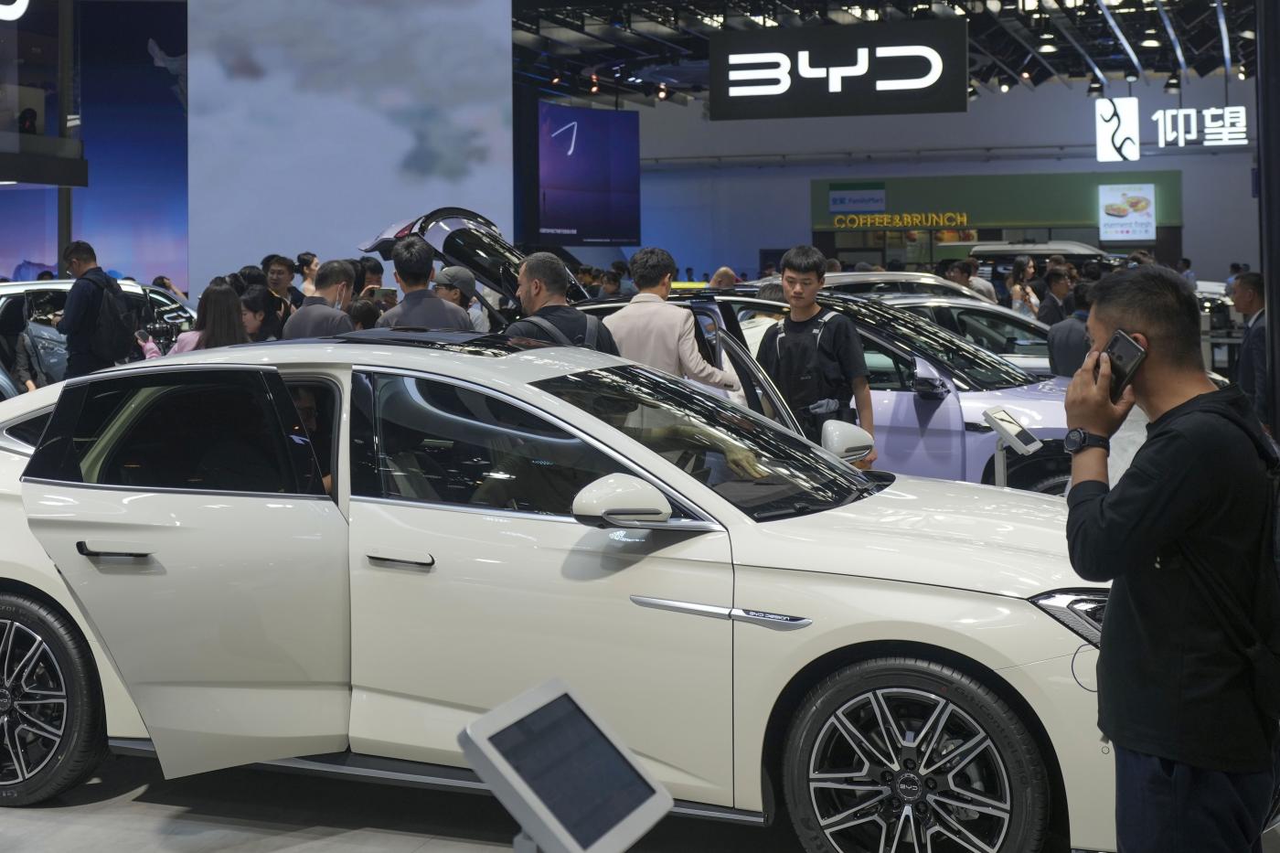 Auto, Ue impone dazi compensativi a import veicoli elettrici cinesi