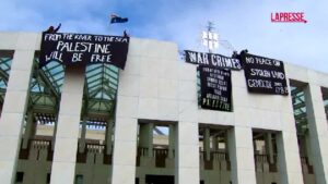 Australia, striscioni pro Palestina sul tetto del Parlamento