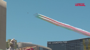 Aeronautica, le Frecce Tricolori sorvolano la Strip di Las Vegas