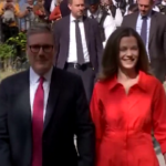Regno Unito, il leader del partito laburista Starmer al seggio