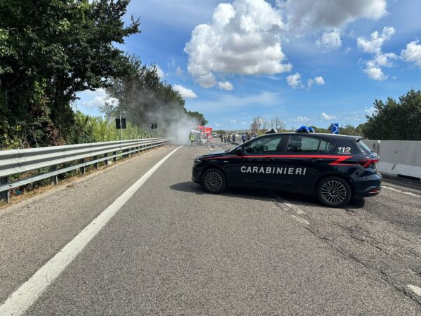 Brindisi, rapina a portavalori: auto in fiamme e strada bloccata