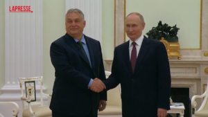 Russia, Putin accoglie Orban a Mosca: “Benvenuto anche come rappresentante Ue”