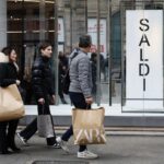Saldi, al via oggi ma c’è ‘effetto maltempo’: spesa cala a 120-130 euro