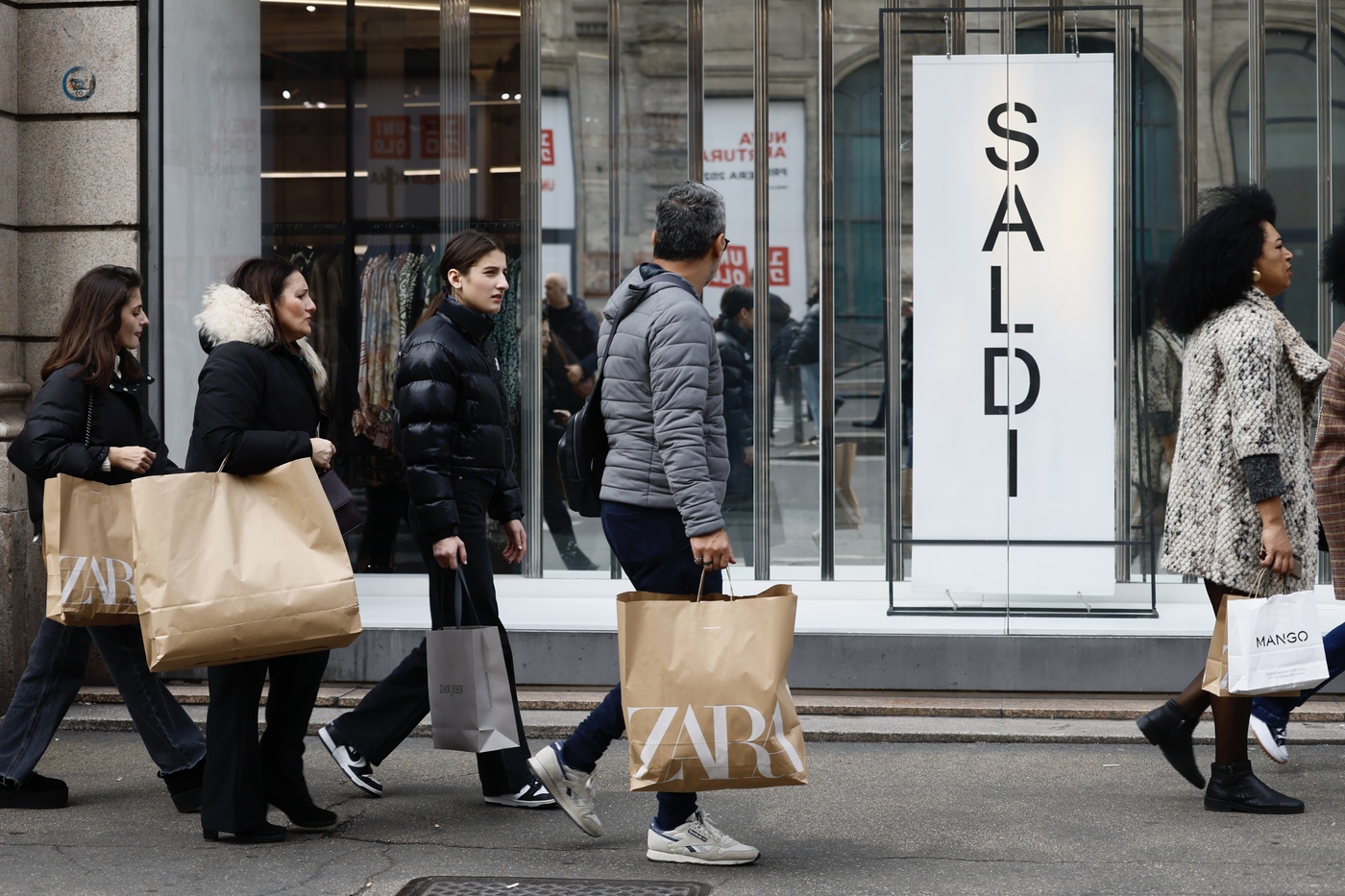 Saldi, al via oggi ma c’è ‘effetto maltempo’: spesa cala a 120-130 euro