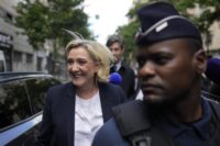 Marine Le Pen arriva al quartier generale del National Rally Party