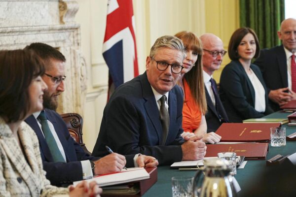 Keir Starmer presiede la sua prima riunione di Gabinetto