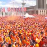 Euro 2024, tifosi olandesi invadano Berlino: il mare arancione per le strade della città