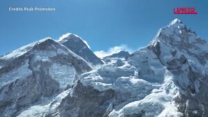 Everest, rimosse 11 tonnellate di rifiuti dalla cima: ci vorranno anni per ripulirla completamente