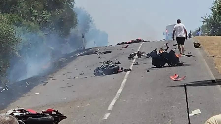 Oristano, auto contro moto: tre morti Oristano, auto contro moto: tre morti