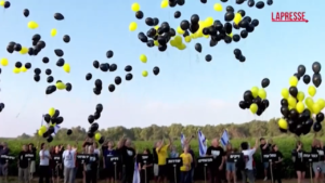 Israele, manifestanti liberano 1500 palloncini in aria in occasione del nono mese di guerra
