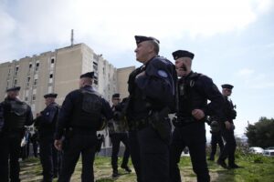 Emmanuel Macron in visita alla periferia di Marsiglia
