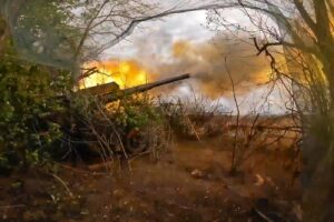 Soldati russi in combattimento contro le truppe ucraine